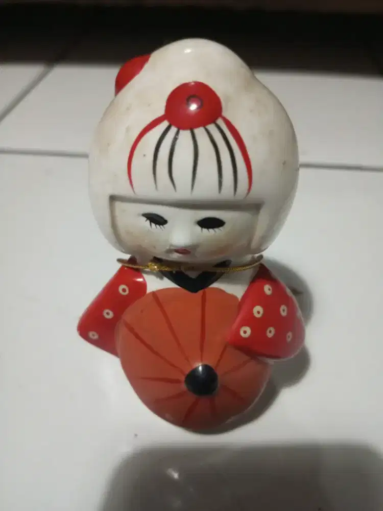 Patung keramik wanita berkimono