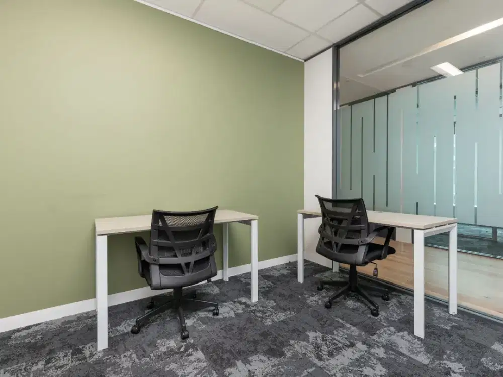 Ruang kantor pribadi berlayanan lengkap untuk Anda dan tim di HQ Biliton