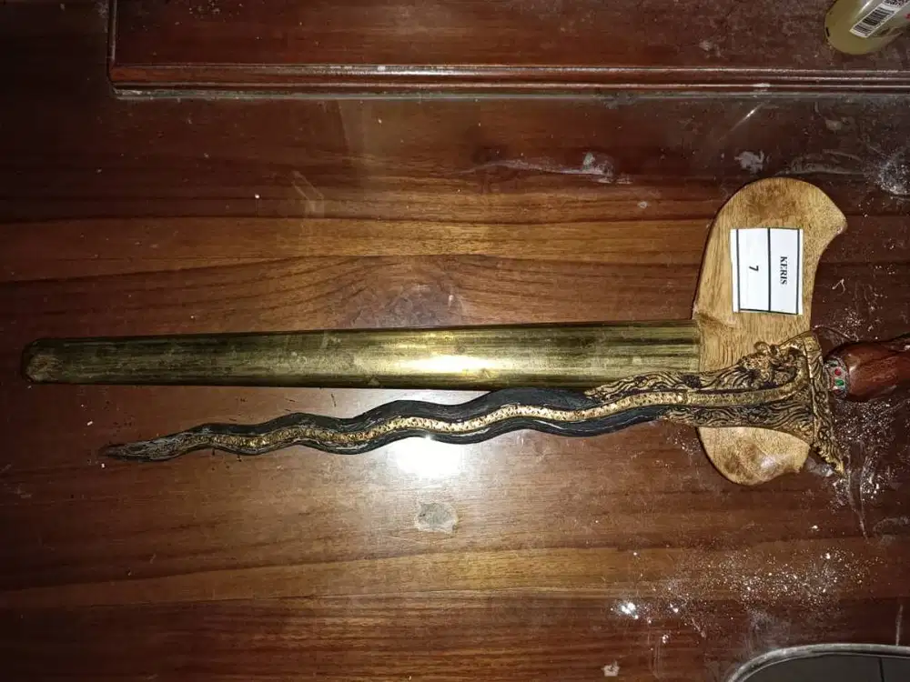 Keris no 7 Luk 7 Pamor Udan Mas Ukiran Warna Emas