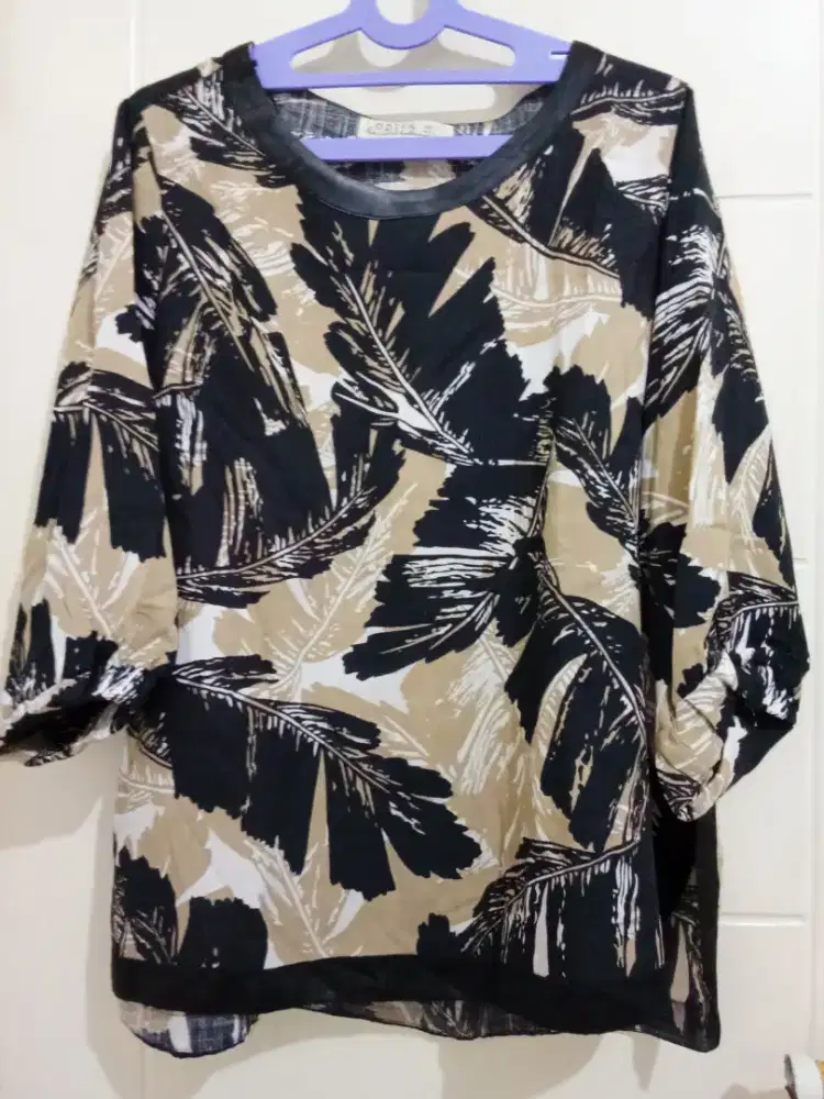 Atasan wanita motif daun besar