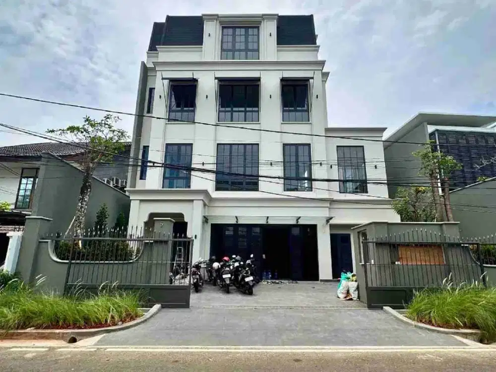 Di jual Rumah Mewah Brand New 4 Lantai Kebayoran Baru Dijual. Area elite dekat senopati & SCBD Sudirman

Luas Tanah: 370 m
Luas bangunan: 810 m 
4 Lantai

1st floor
- ⁠4 cars garage + 2 car carport 
- ⁠1 multifunction room + powder room
- ⁠1 guest room

2