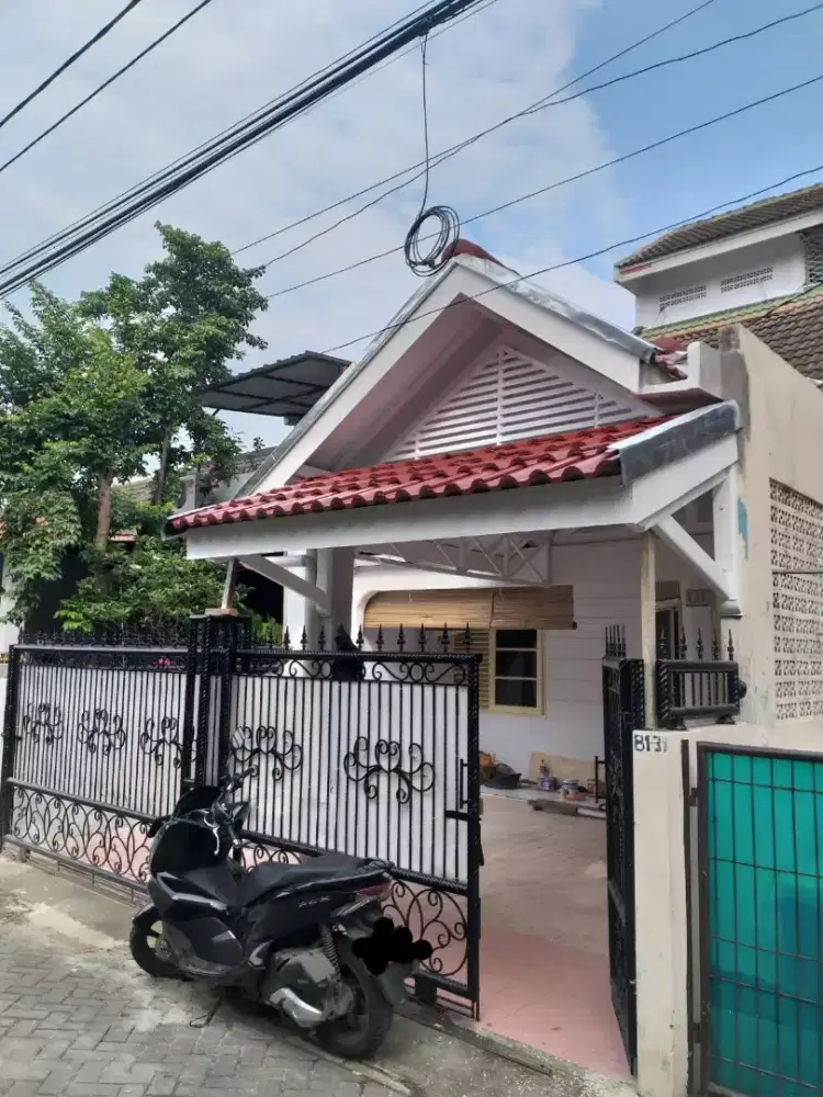 Di kontrakan rumah tinggal 3 lantai lokasi strategis