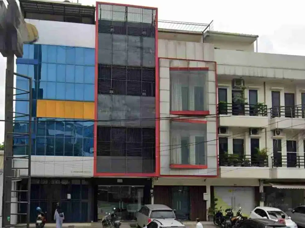 Disewakan / Dijual Ruko Strategis Pinggir Jalan Area Jakarta Barat