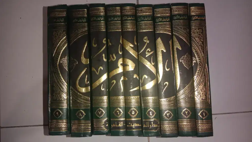 kitab al-Umm karangan Imam Syafi'i, 9 jilid tebal