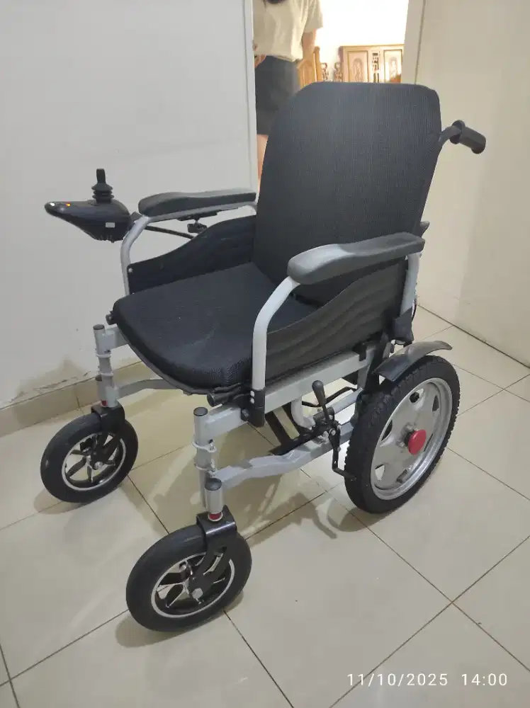 Kursi Roda Elektrik Otomatis Kontrol Remote Multi Fungsi
