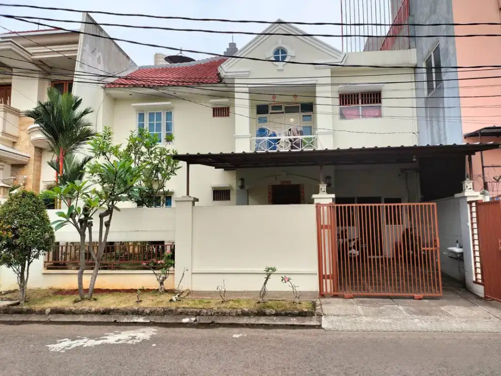 Rumah Dijual Duta Garden, Benda Tangerang Luas 240m2 3 Lantai