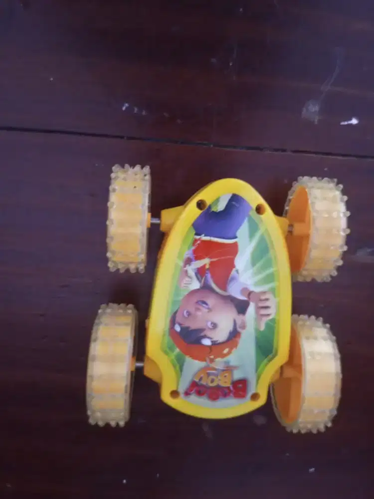 Mainan mobilan pull back