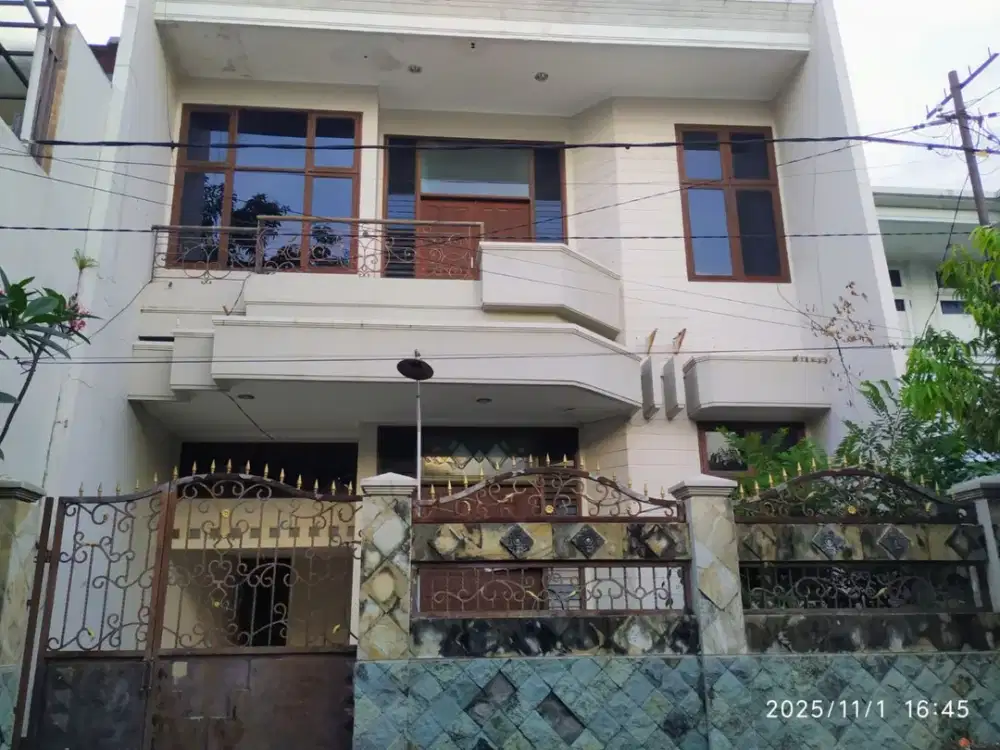 Disewakan Murah Rumah Megah di Simpang Darmo Permai
