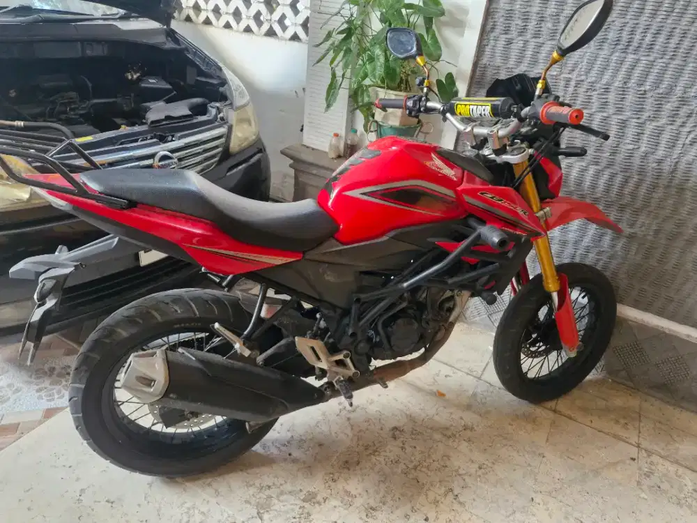 CB 150R modif supermoto