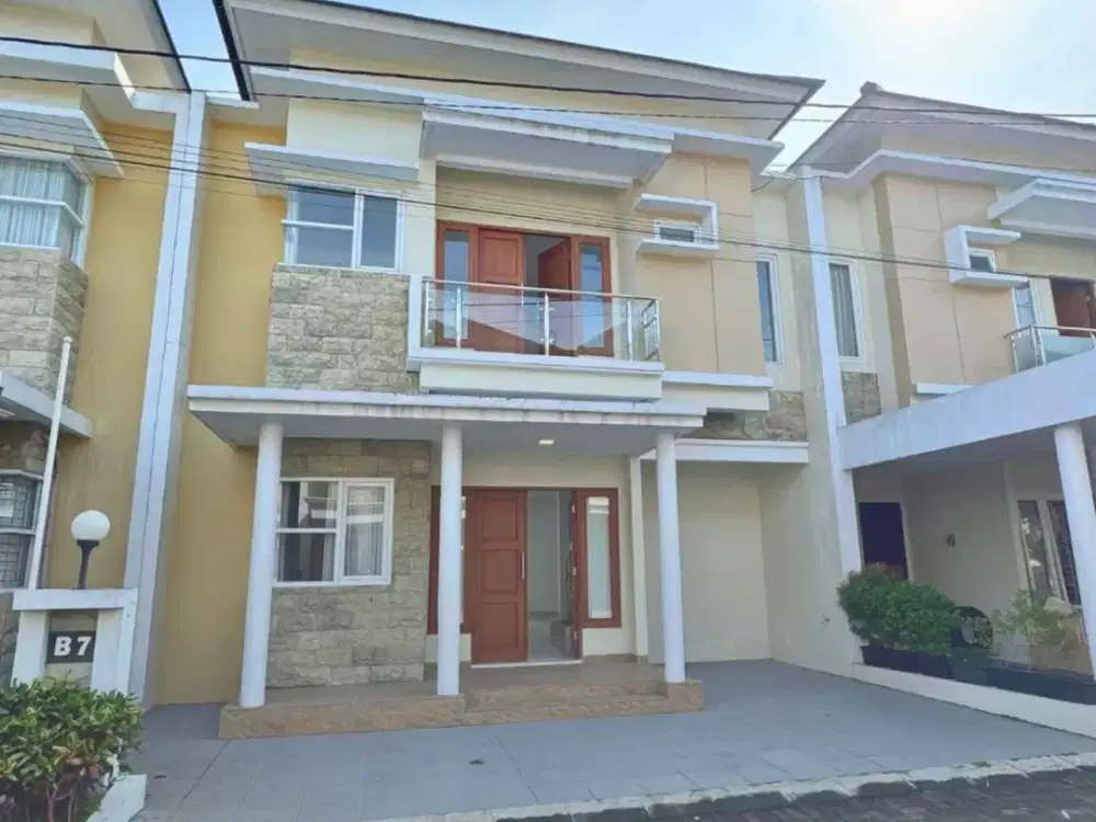 RUMAH MEWAH BARU DEKAT KE KAMPUS UGM SELANGKAH KE TUGU JOGJA