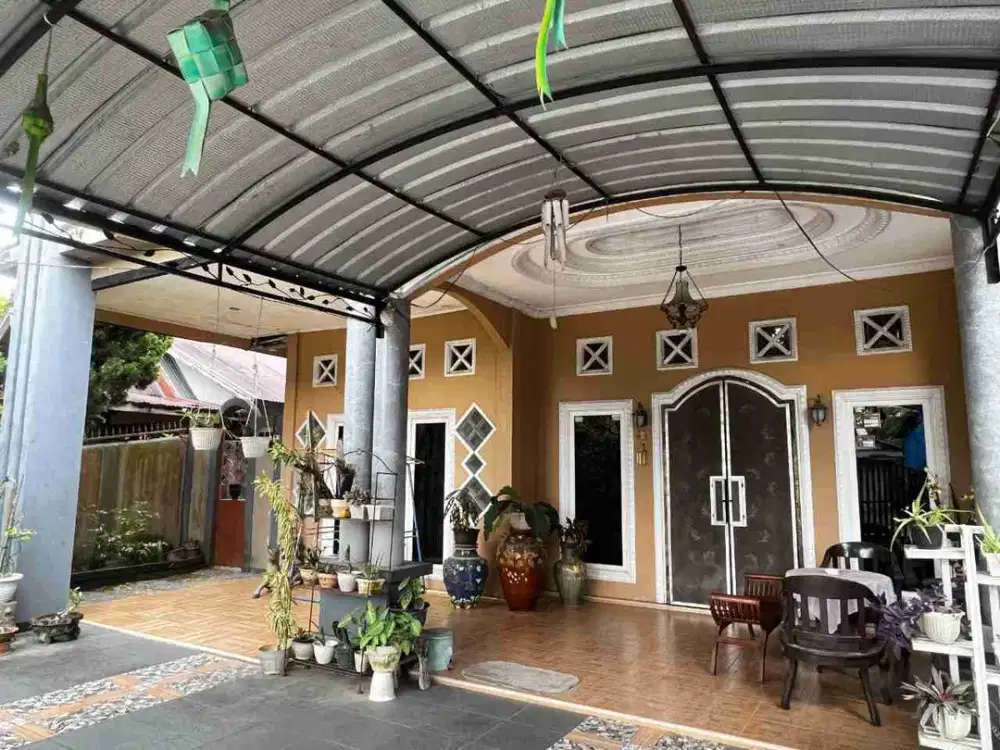 Rumah nyaman asri strategis 2 lantai di kota Singkawang