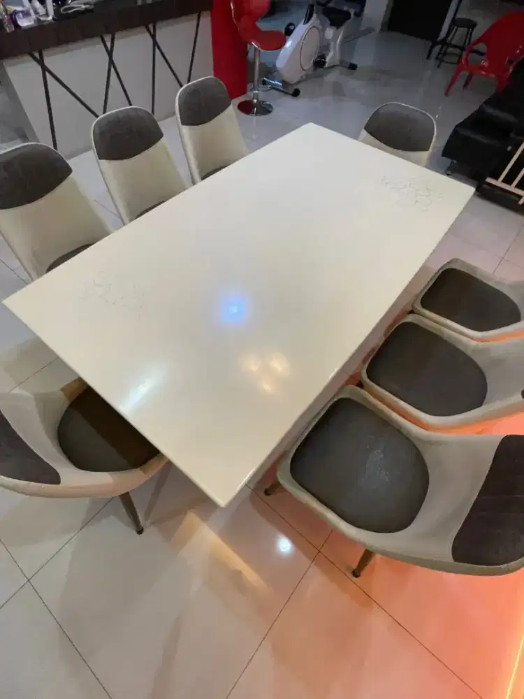 DIJUAL SATU SET MEJA MARMAR ORI
LENGKAP DENGAN 8 kursi
Ukuran 95x180