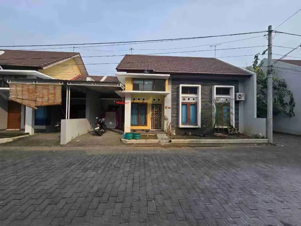Disewakan Rumah Bagus Bersih Siap Pakai Di Cluster Solo Baru, Full Furnished.