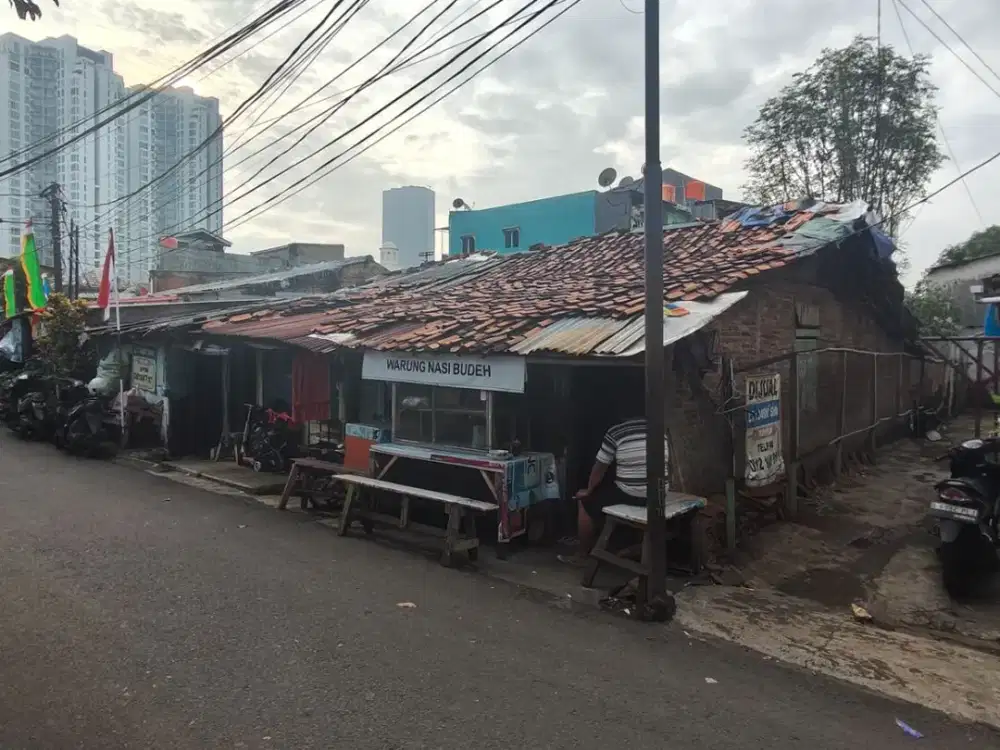 Rumah hitung Tanah Akses 2 mobil, cocok untuk usaha Kos Kosan, Parkir mobil dan motor di Samping Mall Kota Kasablanka Tebet