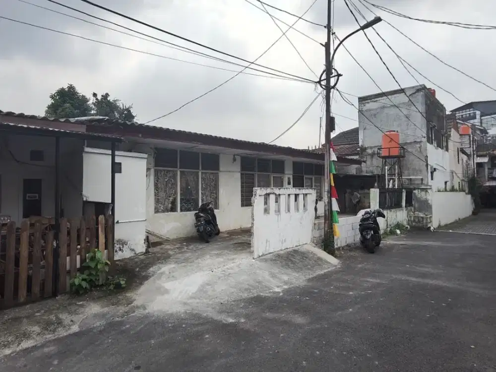 Rumah strategis di Menteng Dalam, Tebet Jaksel. Akses 2 Mobil