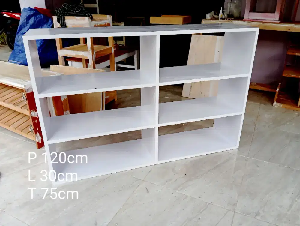 Rak buku tempel dinding