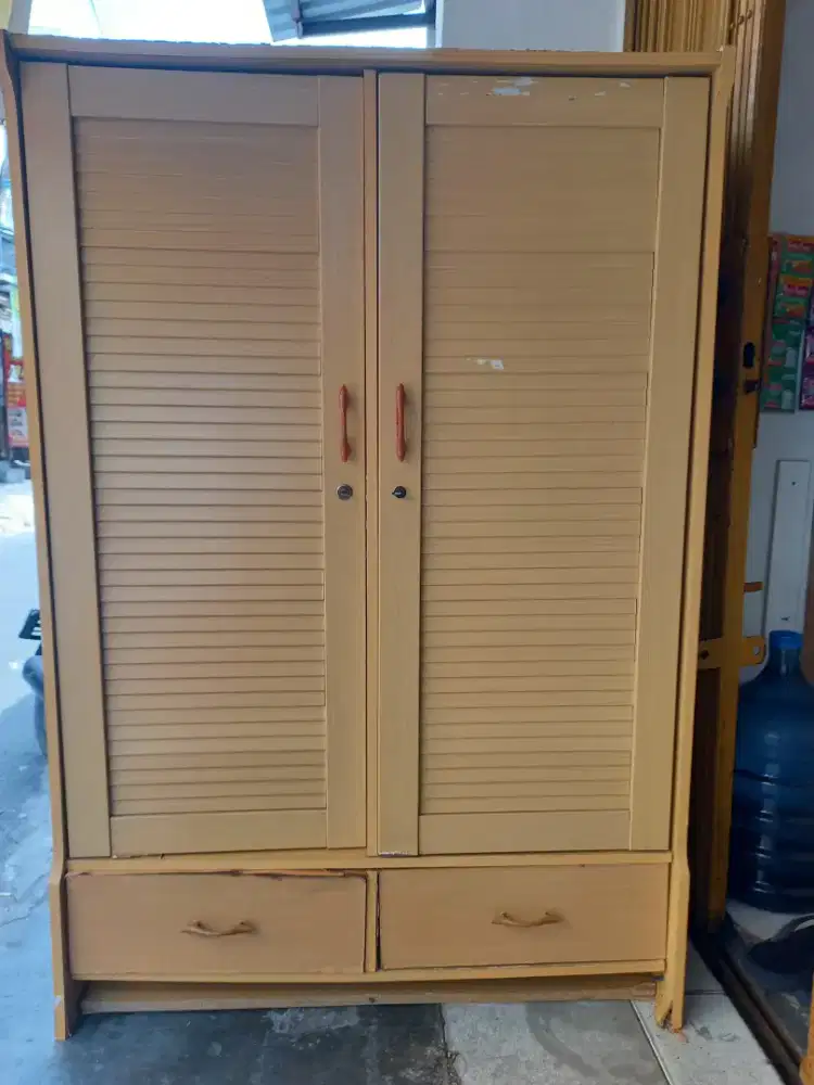 Lemari pakaian bekas