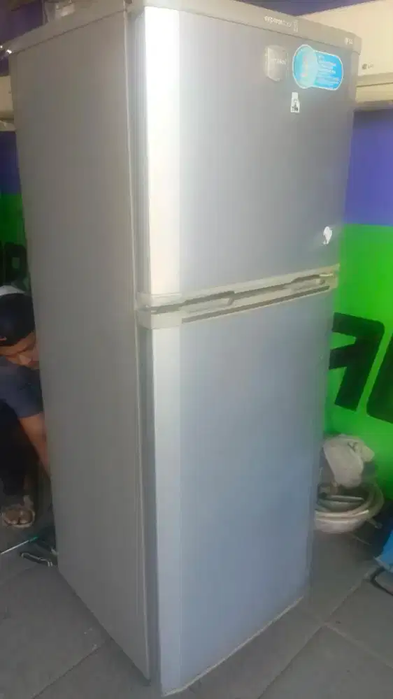 Unit kulkas type 2pintu no frost merk LG dingin bagus