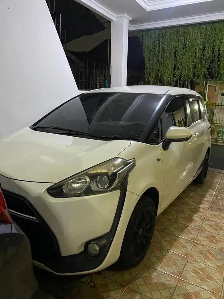 Toyota Sienta 1.5 G AT