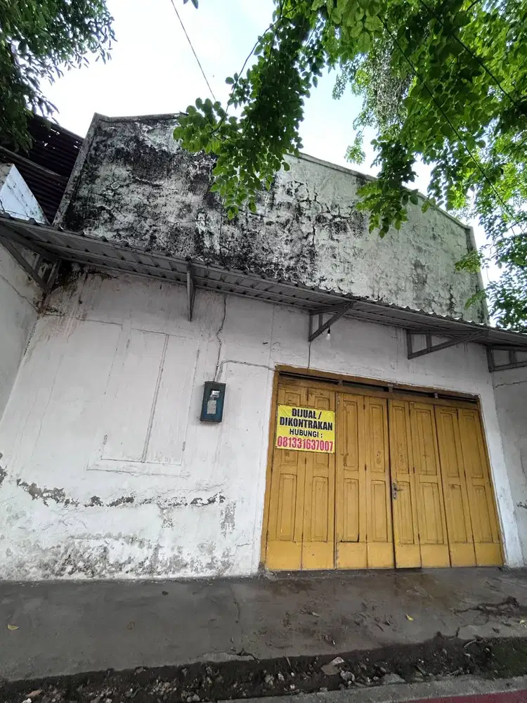 Rumah nol jalan raya di Panglima Sudirman. Tuban. Jawa Timur