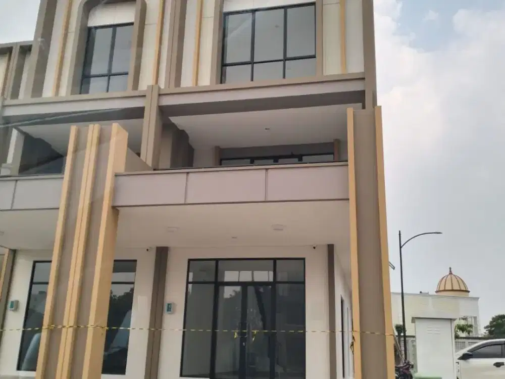 Ruko il Lago 2 gandeng 3 lantai hadap jalan raya dan barat