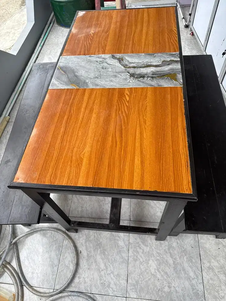Di jual satu set meja kayu dan kursi