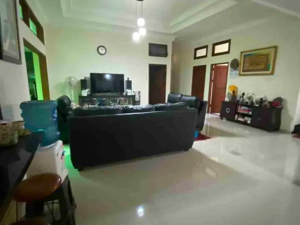 rumah mewah sangat kokoh bonus furniture lengkap garasi 3 mobil dan hanya 15 menit ke kampus UB Brawijaya dekat ijen dan dieng