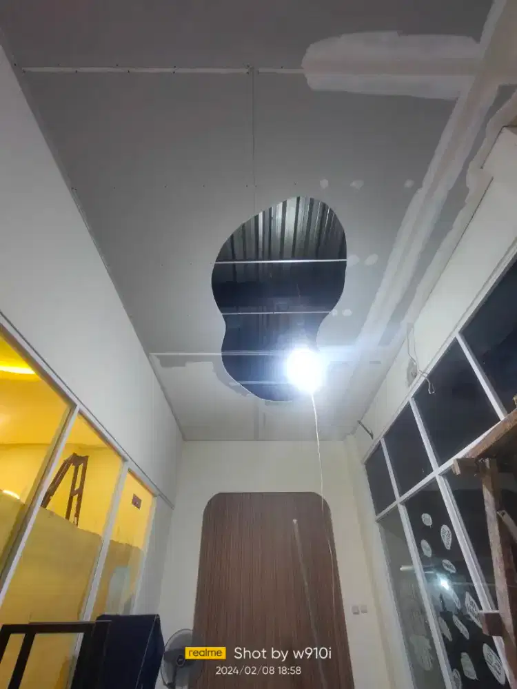 Dekorasi desain kantor plafon gypsum pvc dan molding