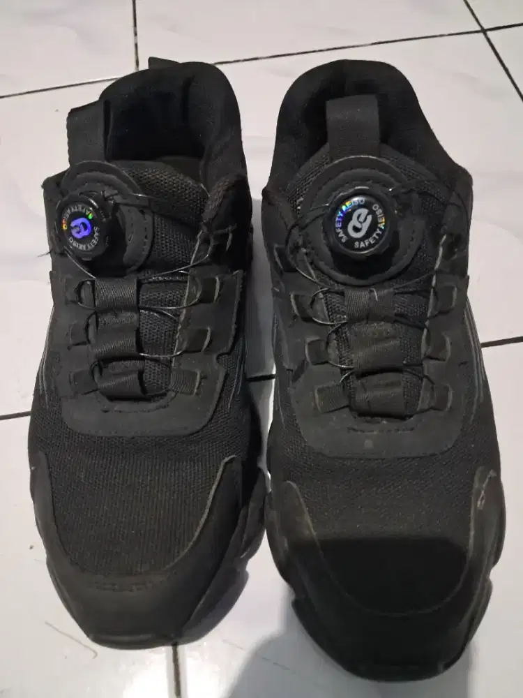 Sepatu safety Aeiso