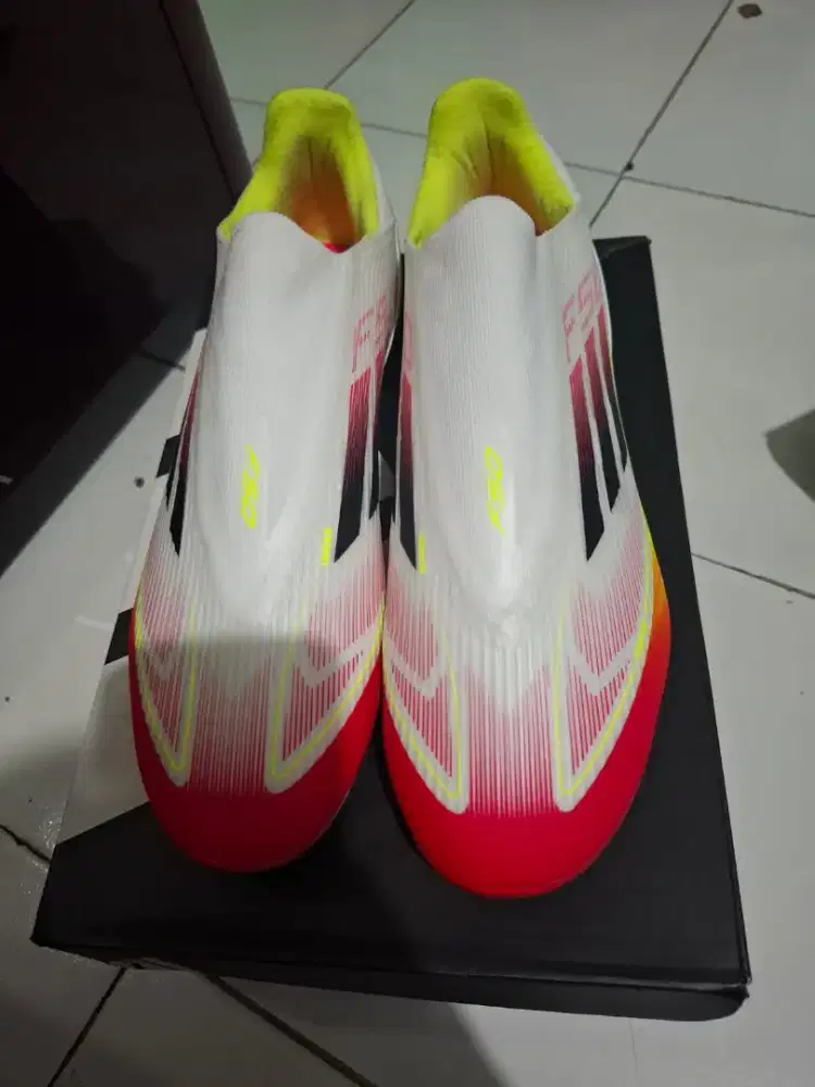 Sepatu bola f50 laceles tanpa tanpa tali size 44 baru