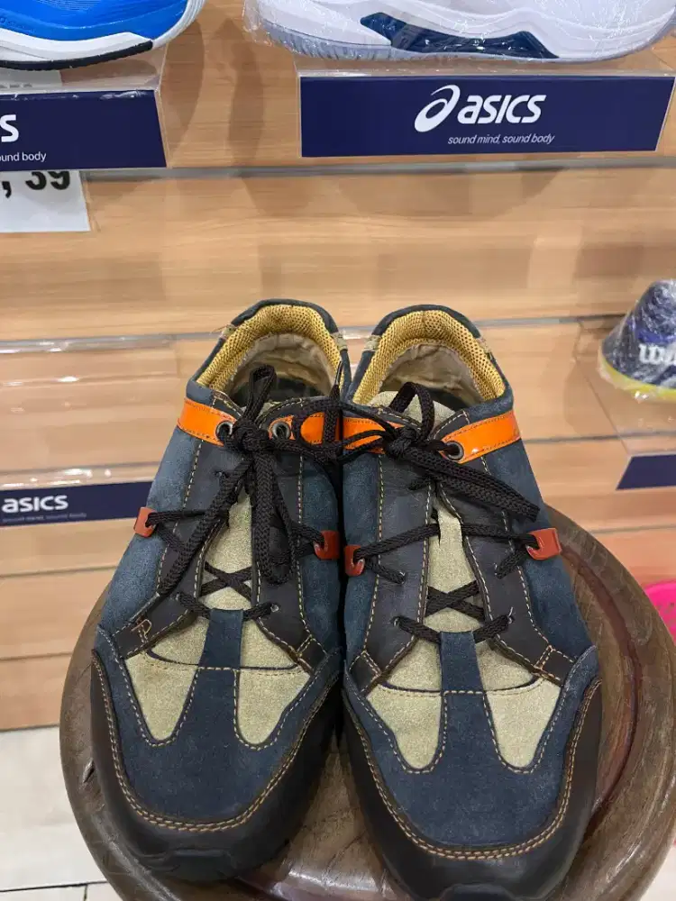 SEKEN SEPATU SNEAKER SHOE HUGO BOSS, SISE 45. SUEDE. KEREN. RARE.