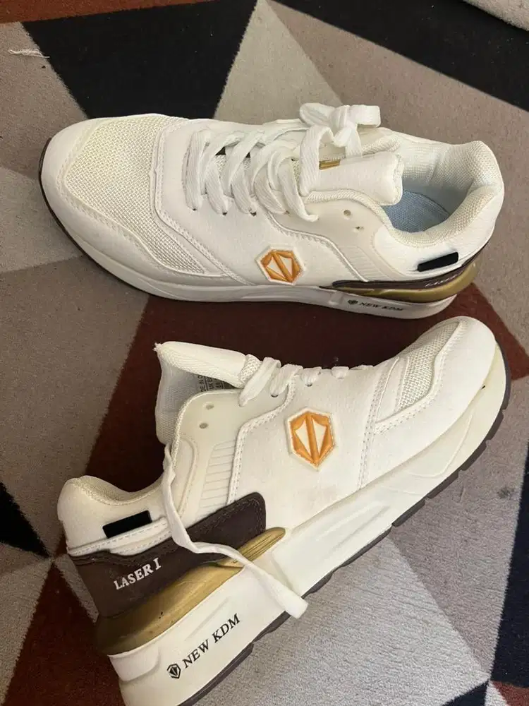 Sepatu olah raga ringan