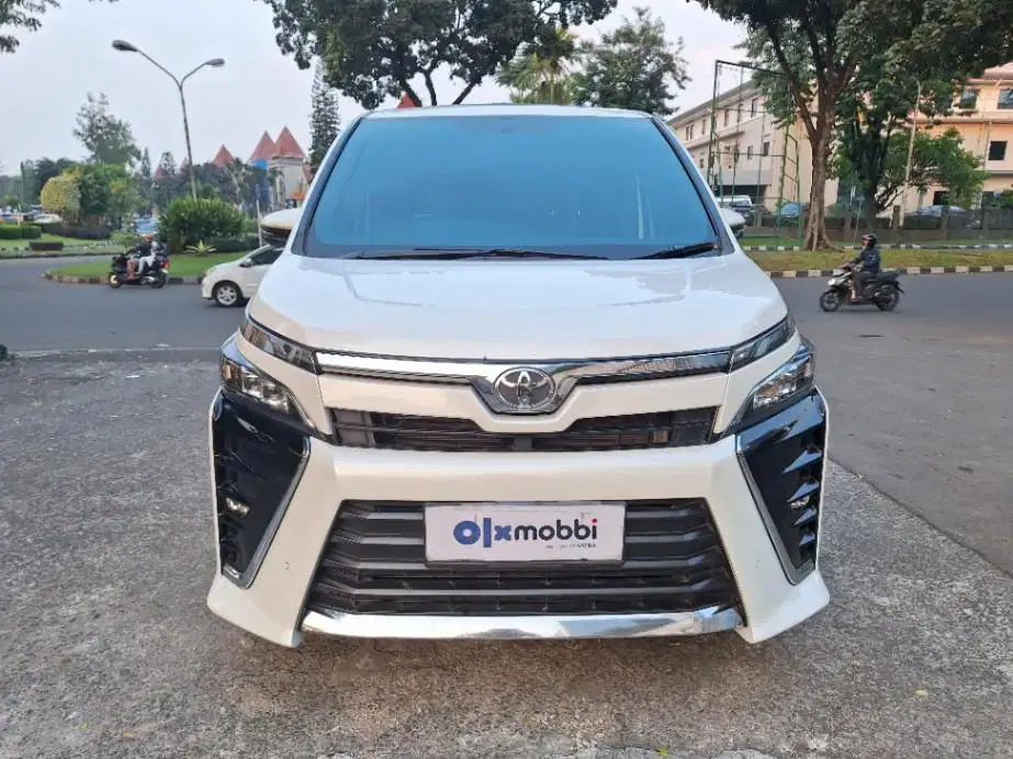 LOW DP Toyota Voxy 2.0 Bensin-AT 2018 BYC