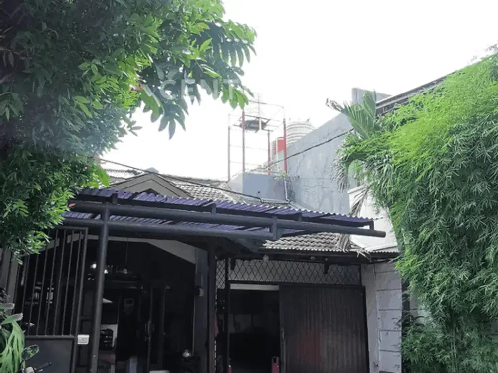 Rumah 3 Bangunan Luas Di Tepi Jalan Kedoya  Raya Jakarta Barat