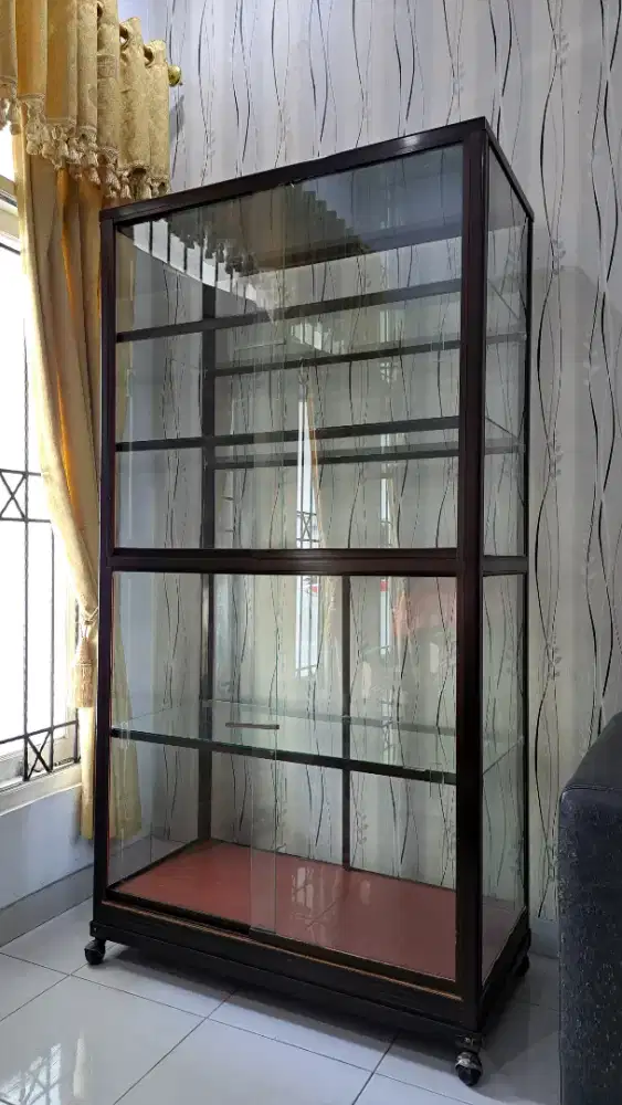 Lemari Kaca Etalase Pajangan