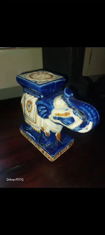 Patung keramik Gajah Biru Antik