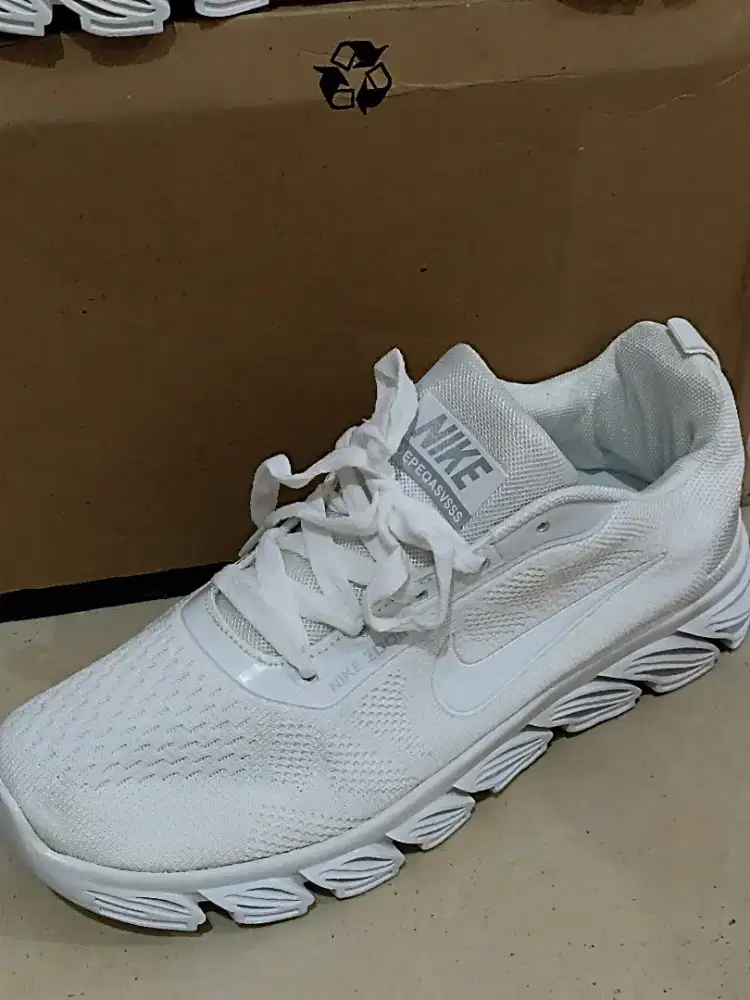 Sepatu Nike putih Vietnam