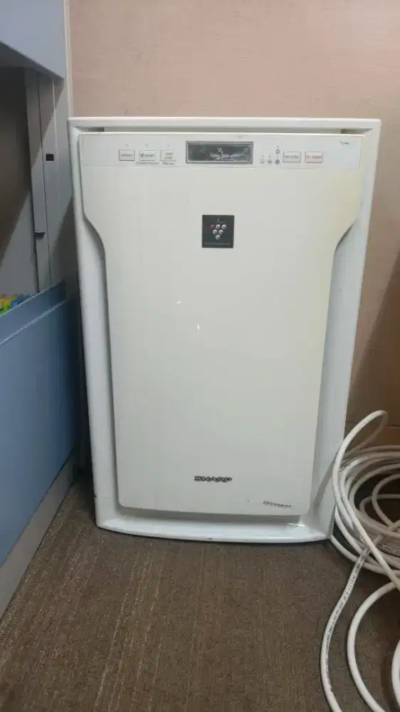 pembersih udara (air purifier) Sharp model FU-A80E-W atau FU-A80Y-W.