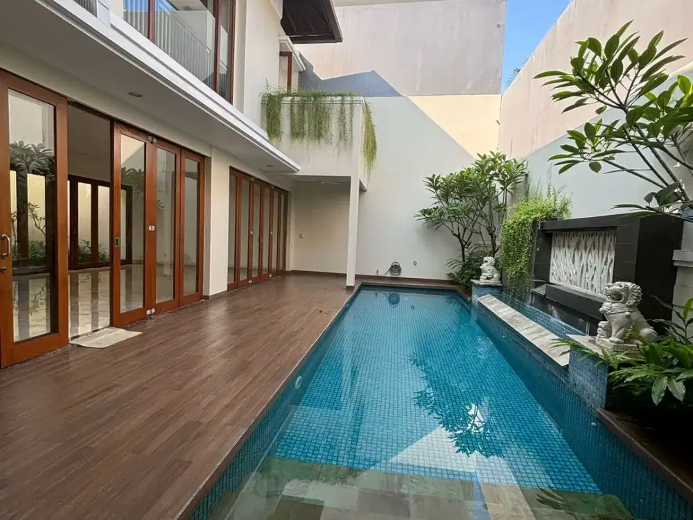 Rumah mewah di cilandak jakarta selatan ada swimming pool