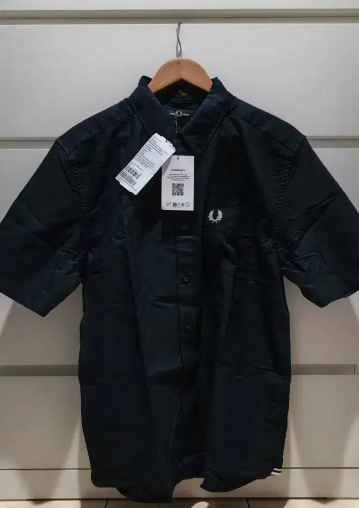 Kemeja Pria Fred Perry
‎M8730 Oxford Navy (L)