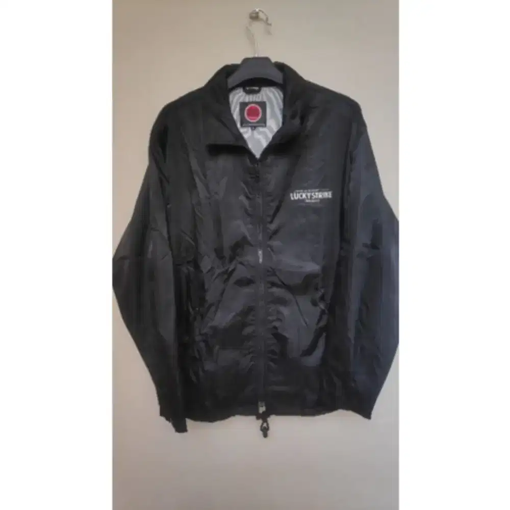 jaket windbreaker lucky strike