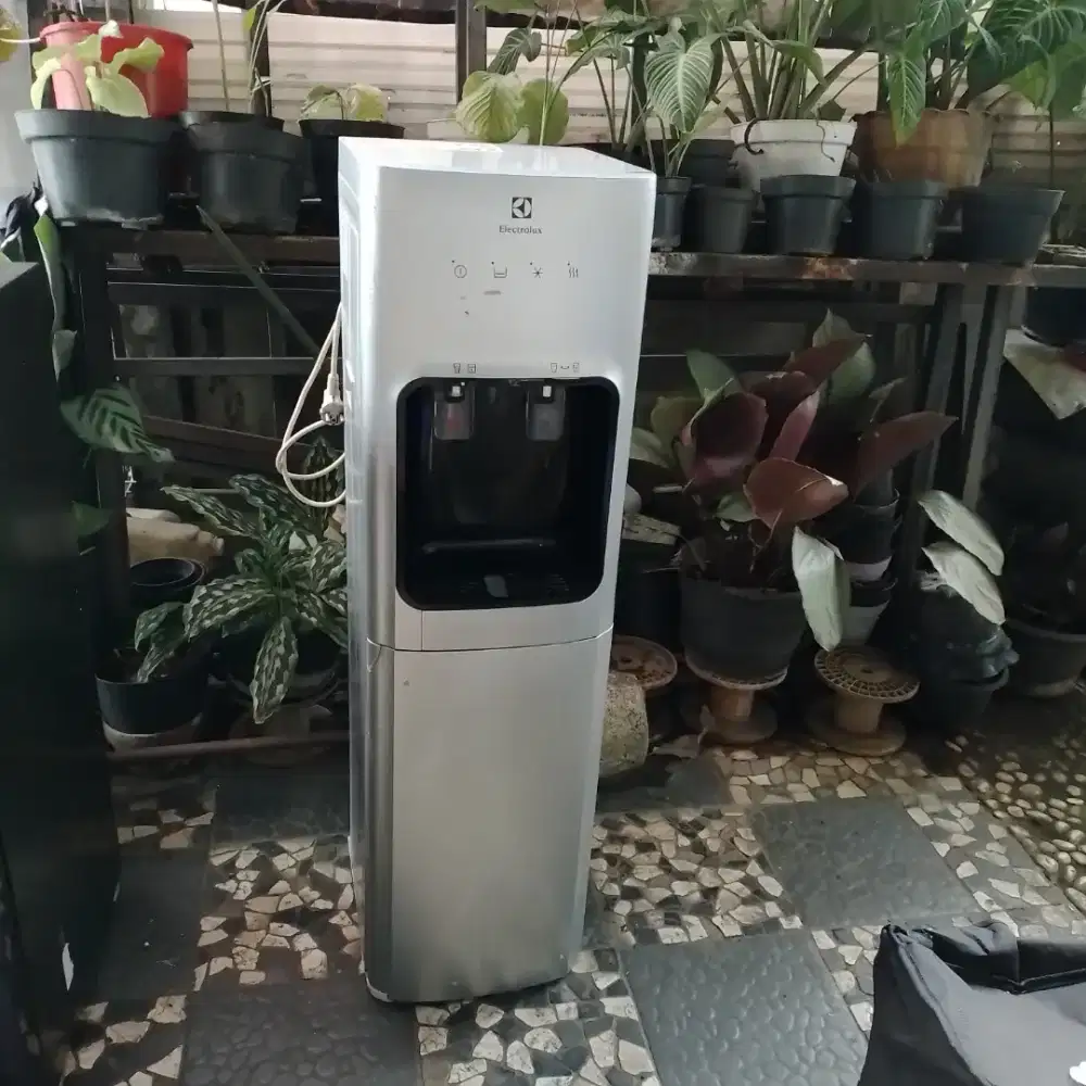 Hot and cold water dispenser electrolux galon bawah