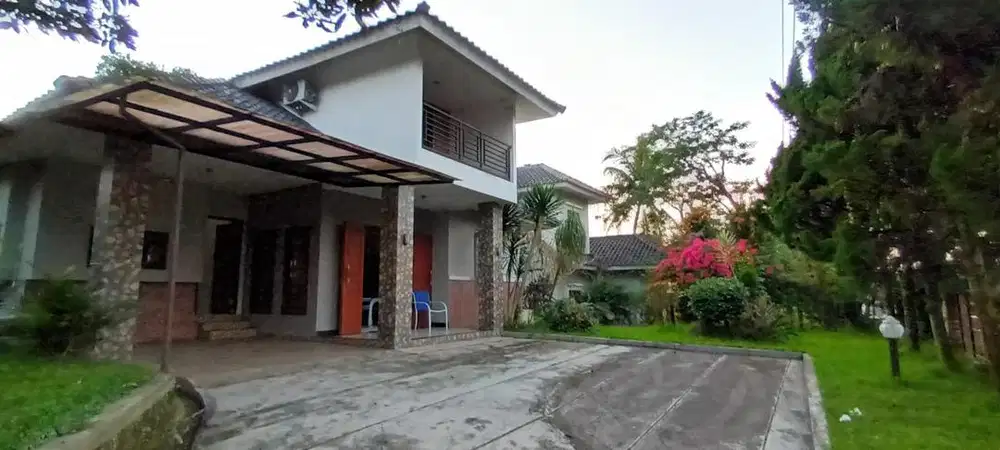DI JUAL RUMAH TAMAN YANG LUAS DAN ASRI