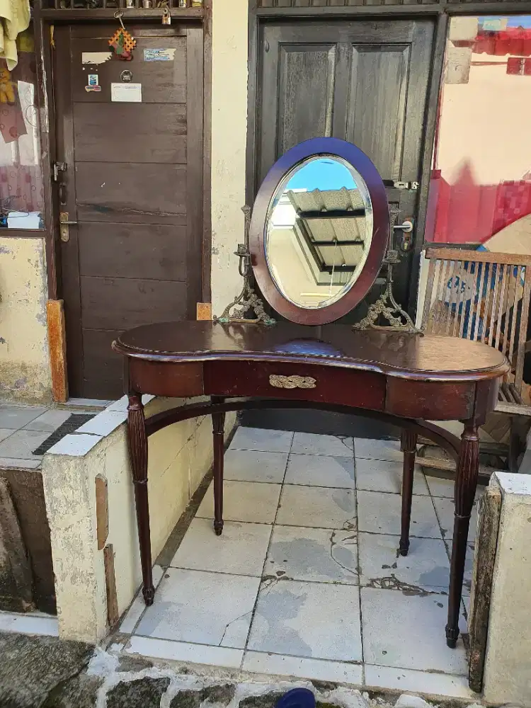 Meja Rias/ Toalet