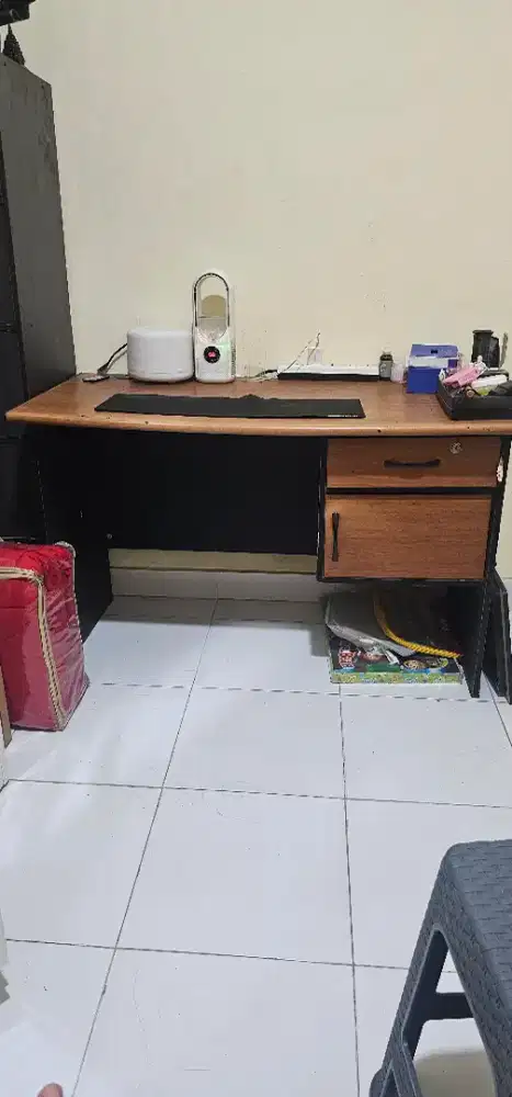 Meja kantor / meja tulis / meja kerja