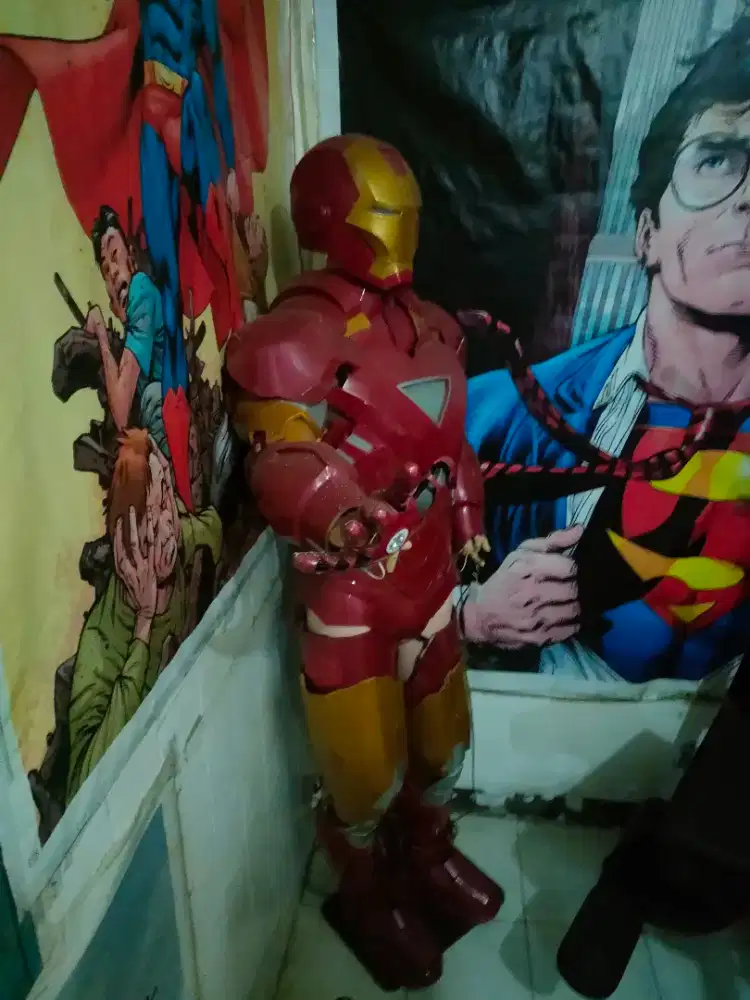 Pajangan Ironman life size skala besar