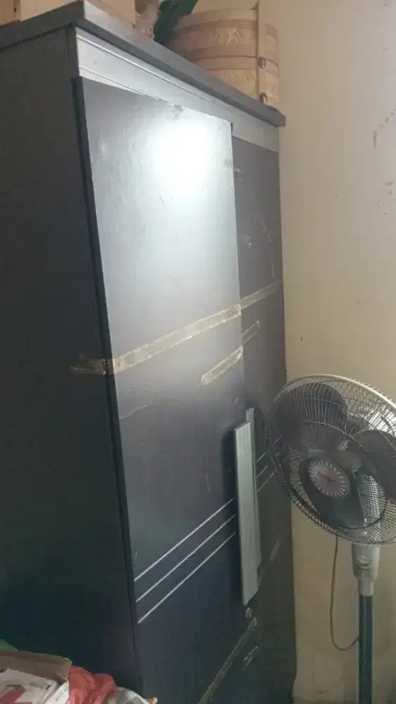 Lemari pakaian 2 pintu