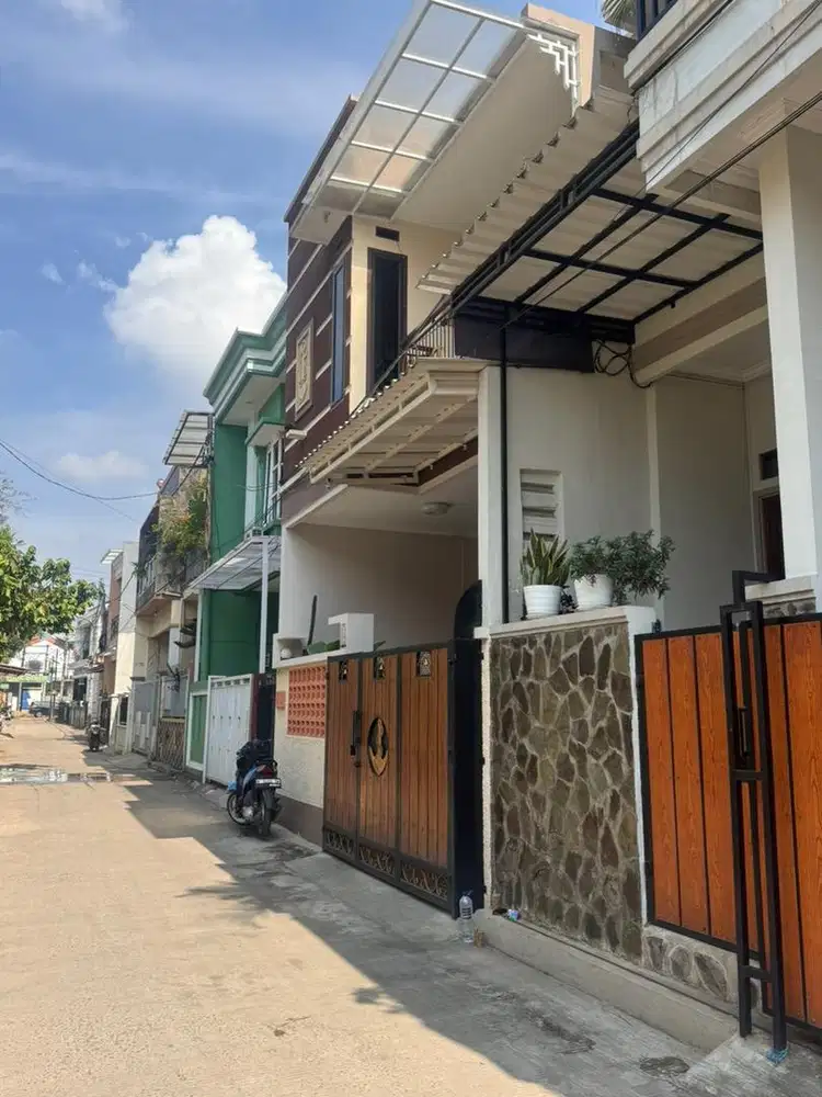 Rumah Hook Bintara 14 Bisa untuk Usaha dan Kantor. Akses mobil 5 meter