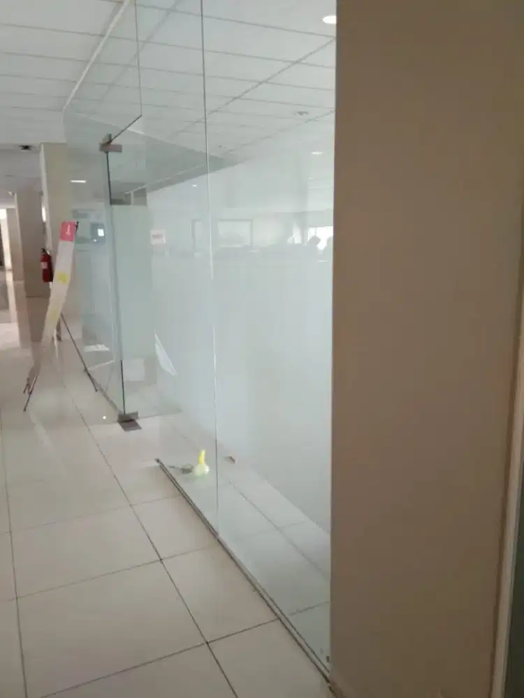 Servis pintu kaca alumunium