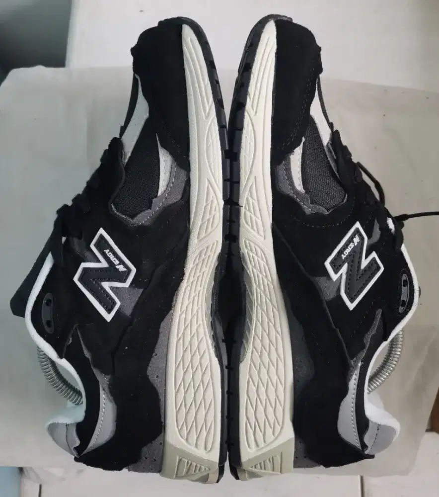 Dijual sepatu NB 2002r size 44